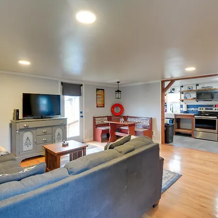 Ocean-Themed Westport Home Bike To Ocean!